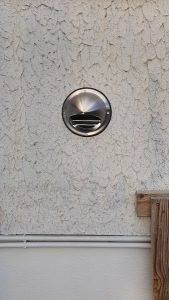 Mise-en-place-de-la-grille-extérieure-en-inox-(pour-éviter-la-rouille)