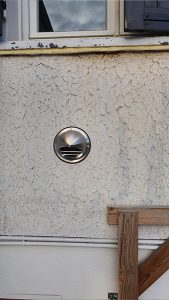 Mise en place de la grille extérieure en inox (pour éviter la rouille)