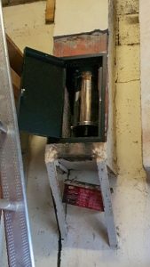 un poêle à bois Invicta à Meyzieu - trappe de ramonage installée accès au conduit