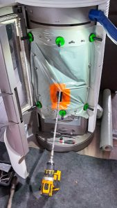 Insertion des cannes de ramonage pour nettoyer le conduit
