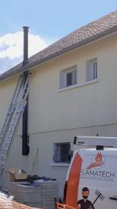 Mise en place du conduit isolé noir diamètre 150 mm et création de la sortie de toit avec chapeau anti-volatil