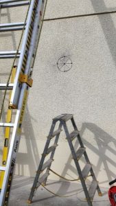 Perçage du mur béton pour le passage du conduit de l'arrivée d'air frais directe