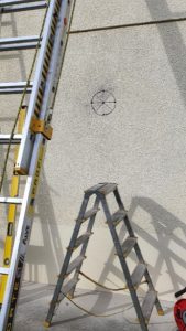 Perçage du mur béton pour le passage du conduit de l'arrivée d'air frais directe