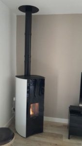 Raccordement du poele à granule PALAZZETTI à l’aide d’un conduit concentrique double (paroi noir lisse) de diamètre 80