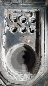 Démontage des organes de chauffe de la chaudière OKOFEN pour contrôle et nettoyage