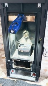 Avant le nettoyage de la chambre de combustion CADEL modèle CRISTAL
