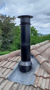 installation d’un solin universel noir doté d’une collerette protectrice
