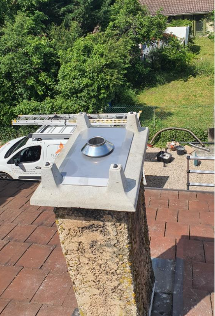 Installation d'une base de chapeau béton et mise en place d'un plaque d'étancheité en inox