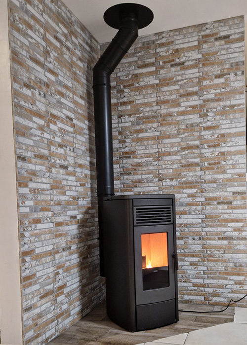 Installation POELE A GRANULES M8K Aura 80 finition acier matt black Flamatech Installation POELE A GRANULES M8K Aura 80 finition acier matt black Flamatech